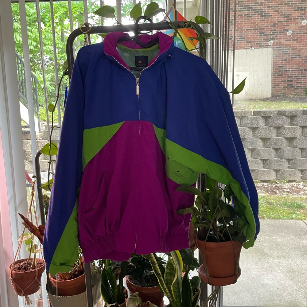 Colorblock vintage windbreaker with hideaway hood in collar.